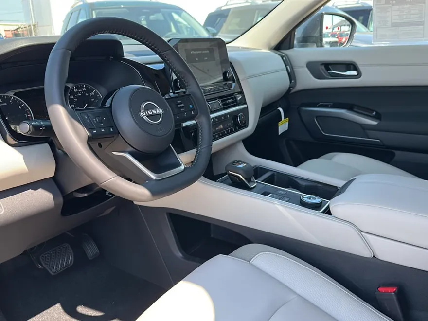2025 Nissan Pathfinder SL photo 1