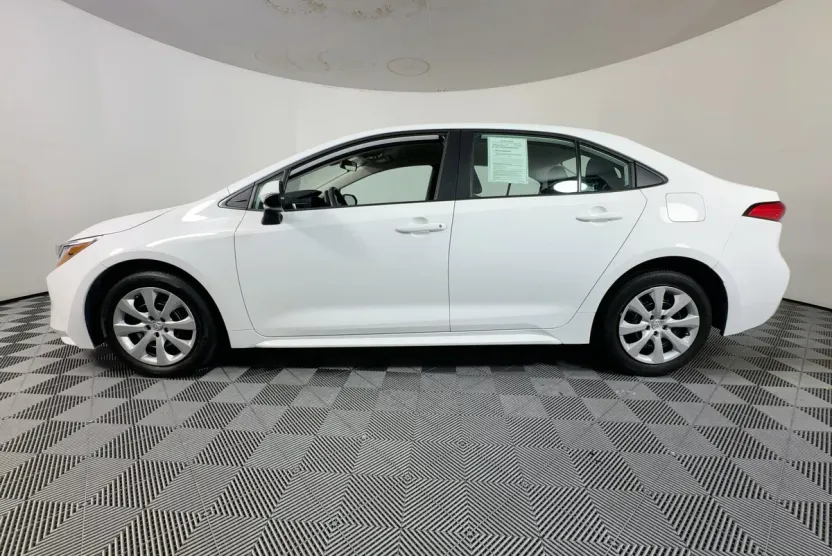 2023 Toyota Corolla LE photo 1