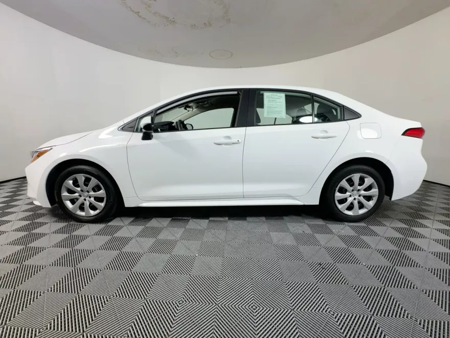 2023 Toyota Corolla LE photo 1