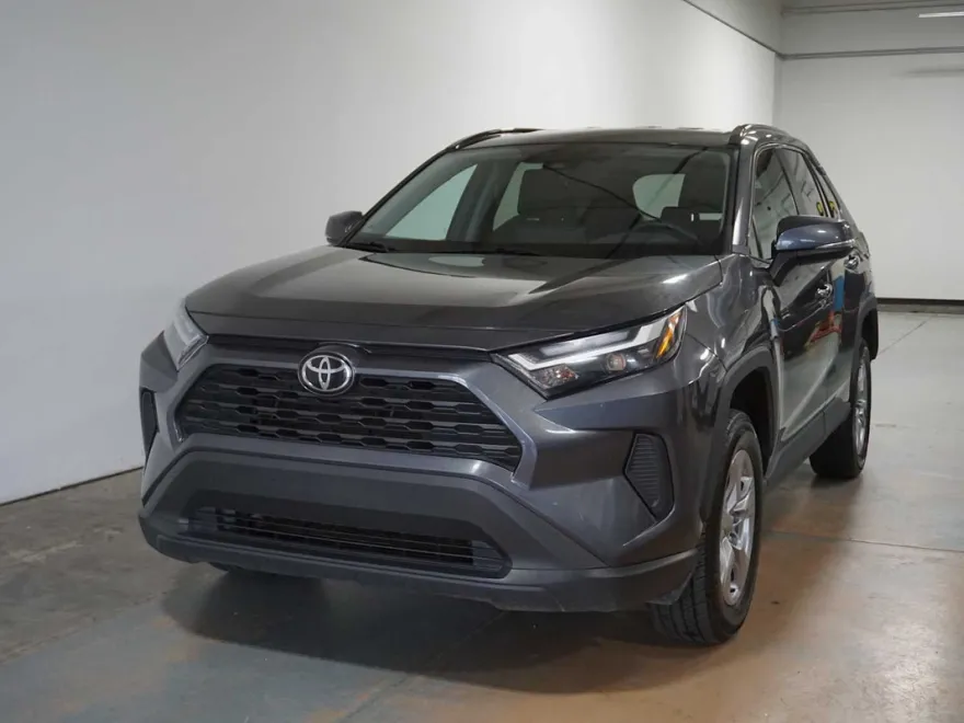 2023 Toyota RAV4 XLE photo 1