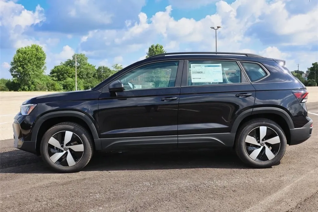 2025 Volkswagen Taos S photo 1