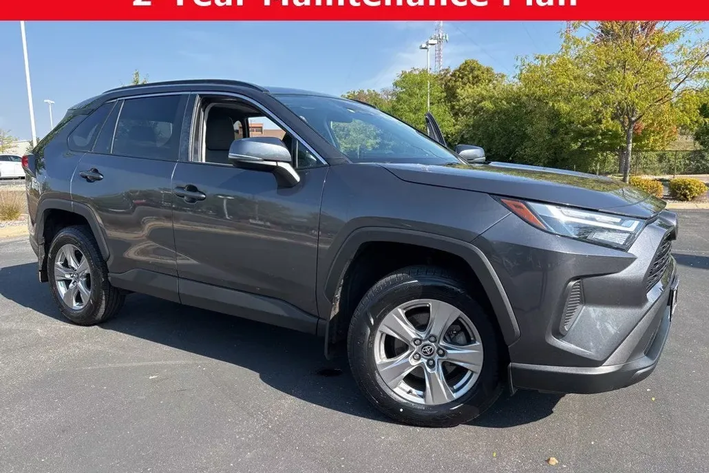 2022 Toyota RAV4 XLE photo 1