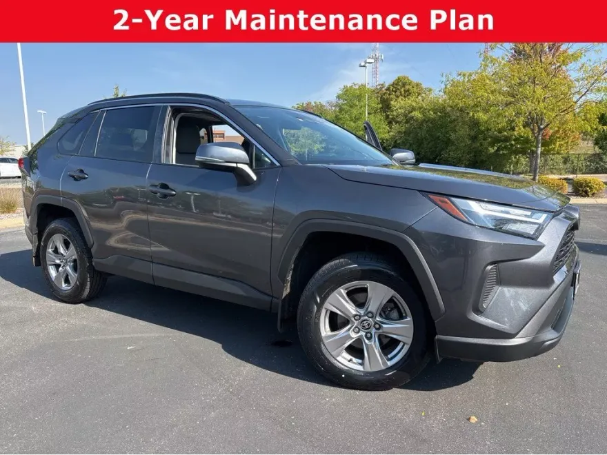 2022 Toyota RAV4 XLE photo 1
