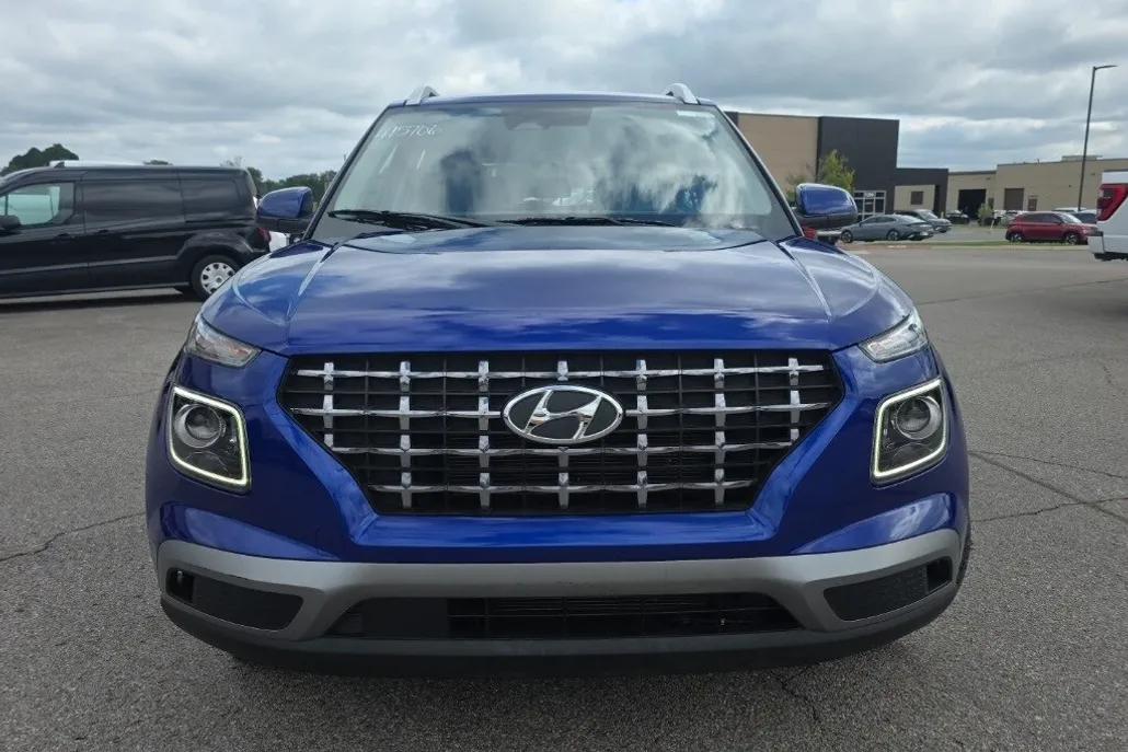 2024 Hyundai Venue Limited photo 1