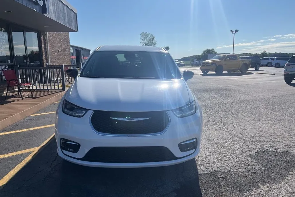 2024 Chrysler Pacifica Touring L photo 1