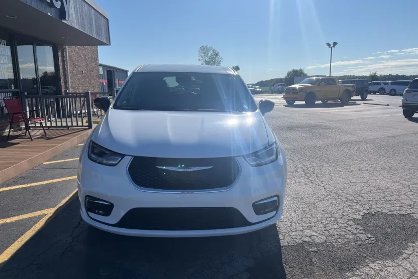 2024 Chrysler Pacifica Touring L photo 1
