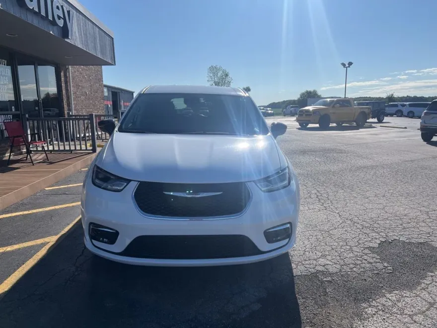 2024 Chrysler Pacifica Touring L photo 1