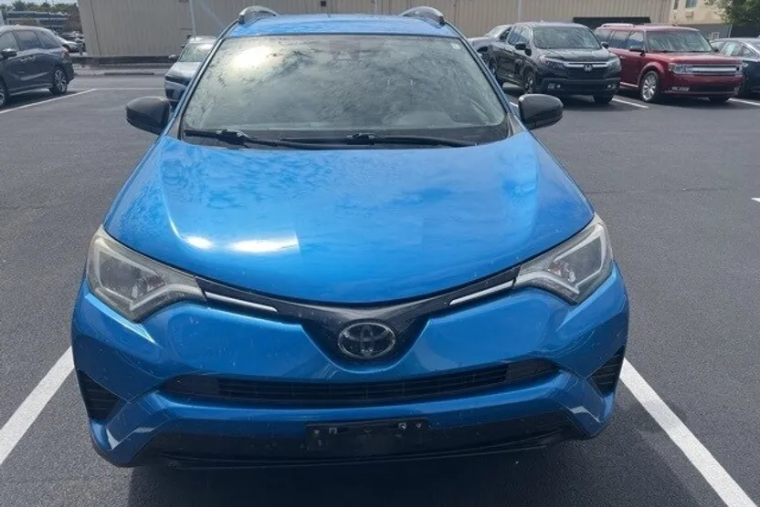 2018 Toyota RAV4 LE photo 1