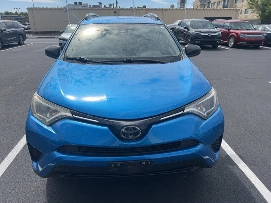 2018 Toyota RAV4 LE photo 1