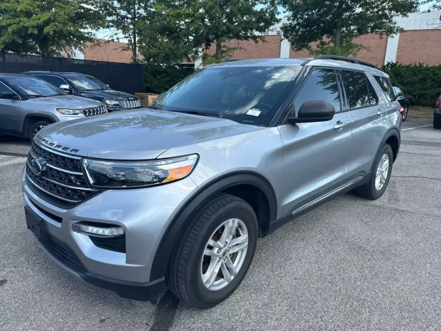 2021 Ford Explorer XLT photo 1