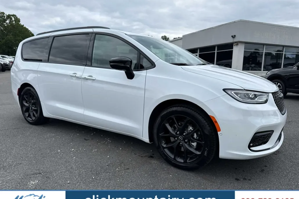 2026 Chrysler Pacifica Limited photo 1