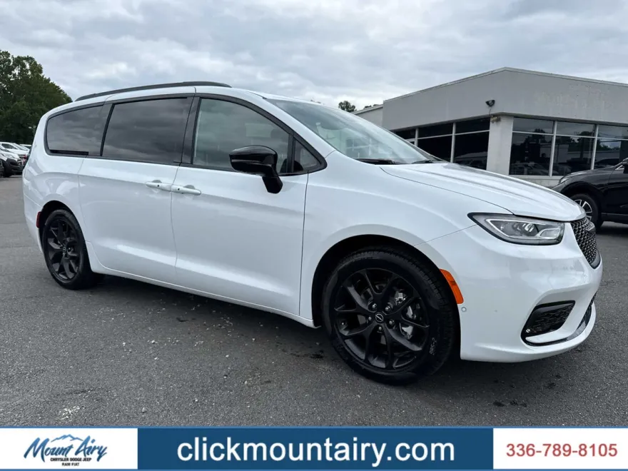 2026 Chrysler Pacifica Limited photo 1