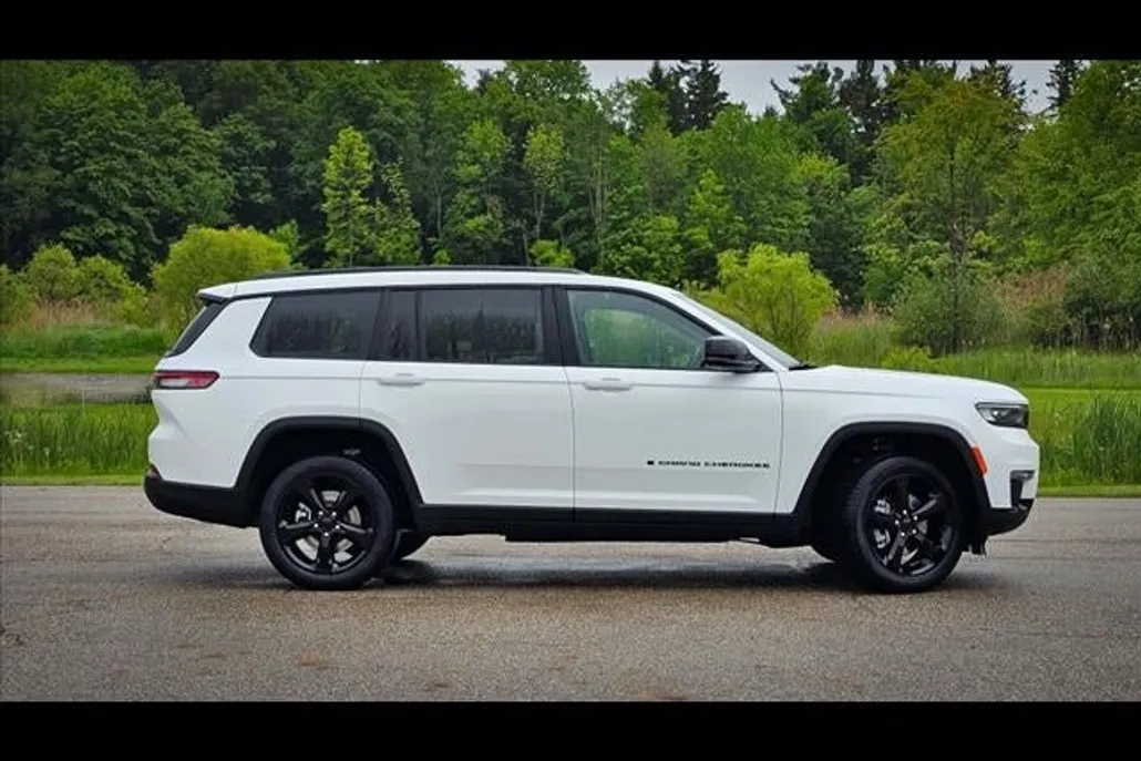2025 Jeep Grand Cherokee Limited photo 1