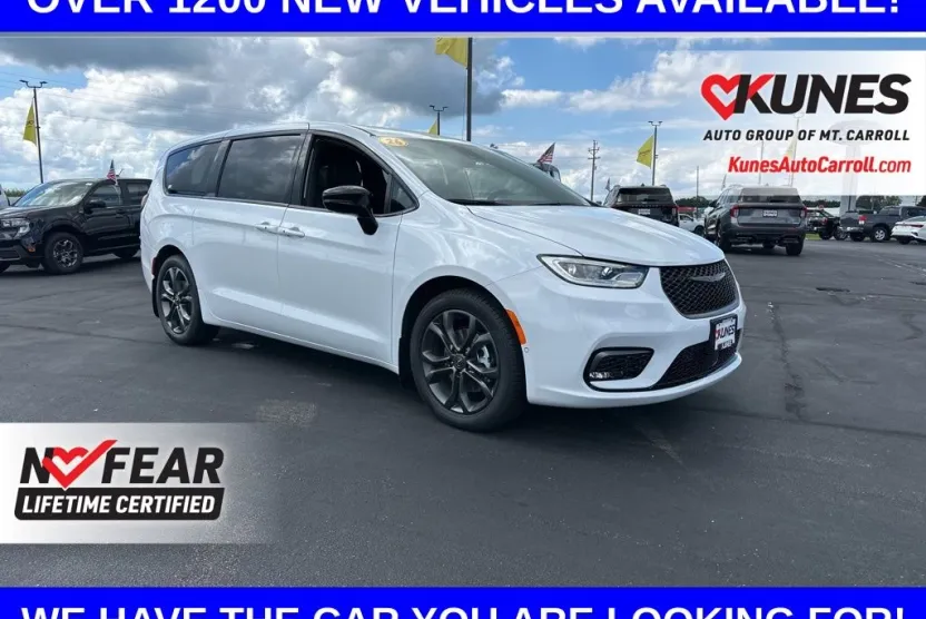 2026 Chrysler Pacifica photo 1