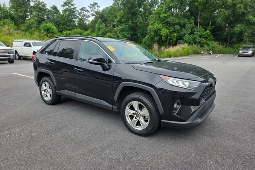 2021 Toyota RAV4 XLE photo 1