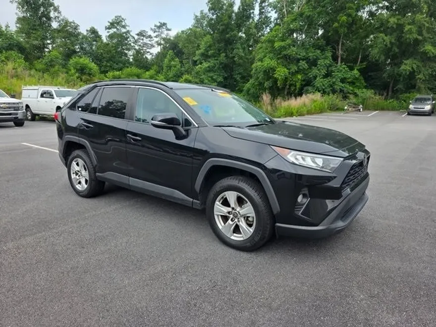 2021 Toyota RAV4 XLE photo 1
