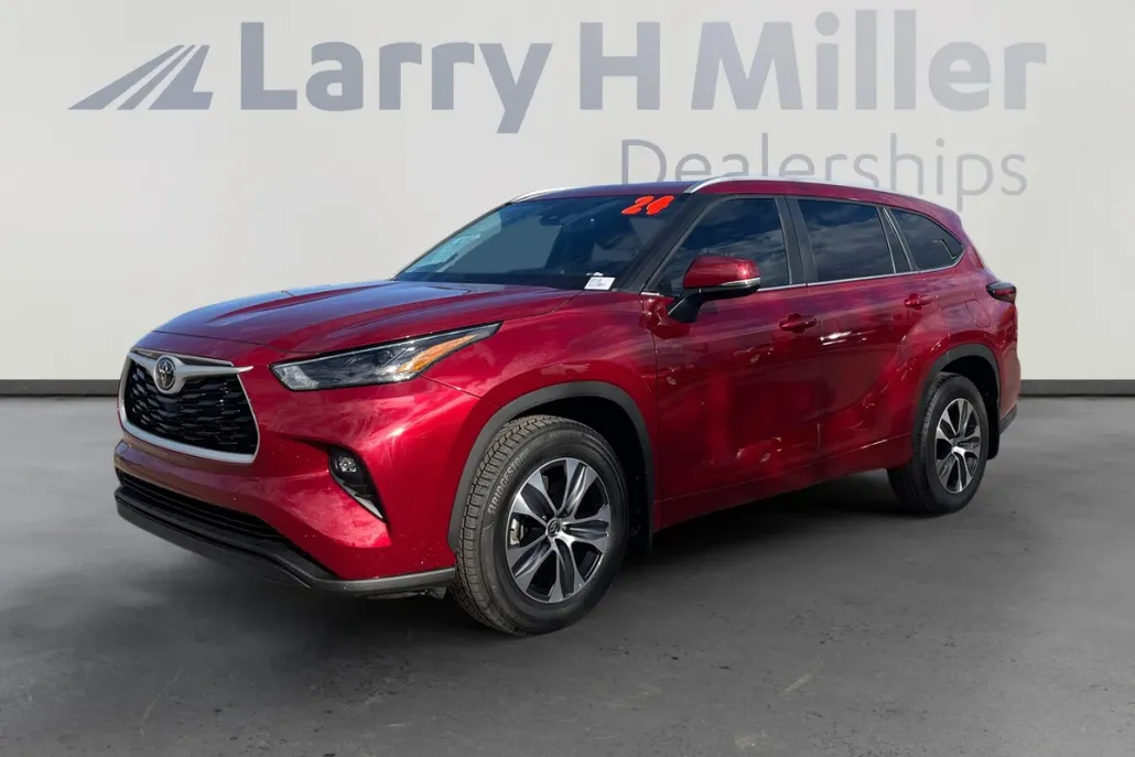 2024 Toyota Highlander LE photo 1