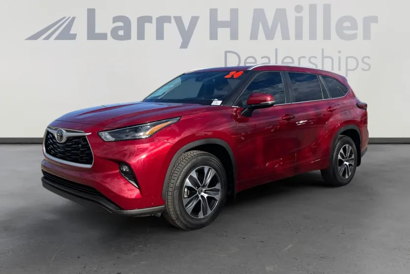 2024 Toyota Highlander LE photo 1