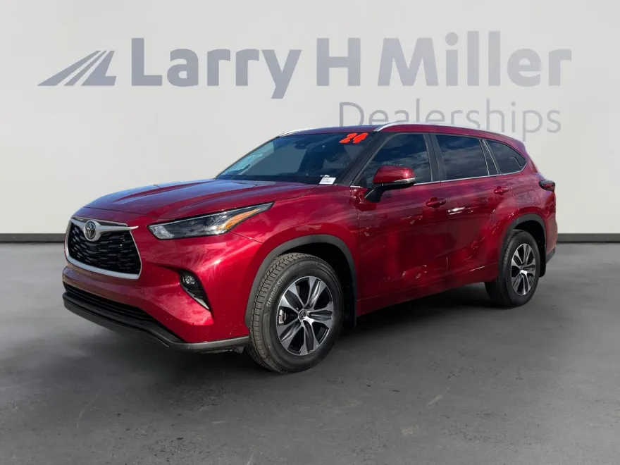 2024 Toyota Highlander LE photo 1