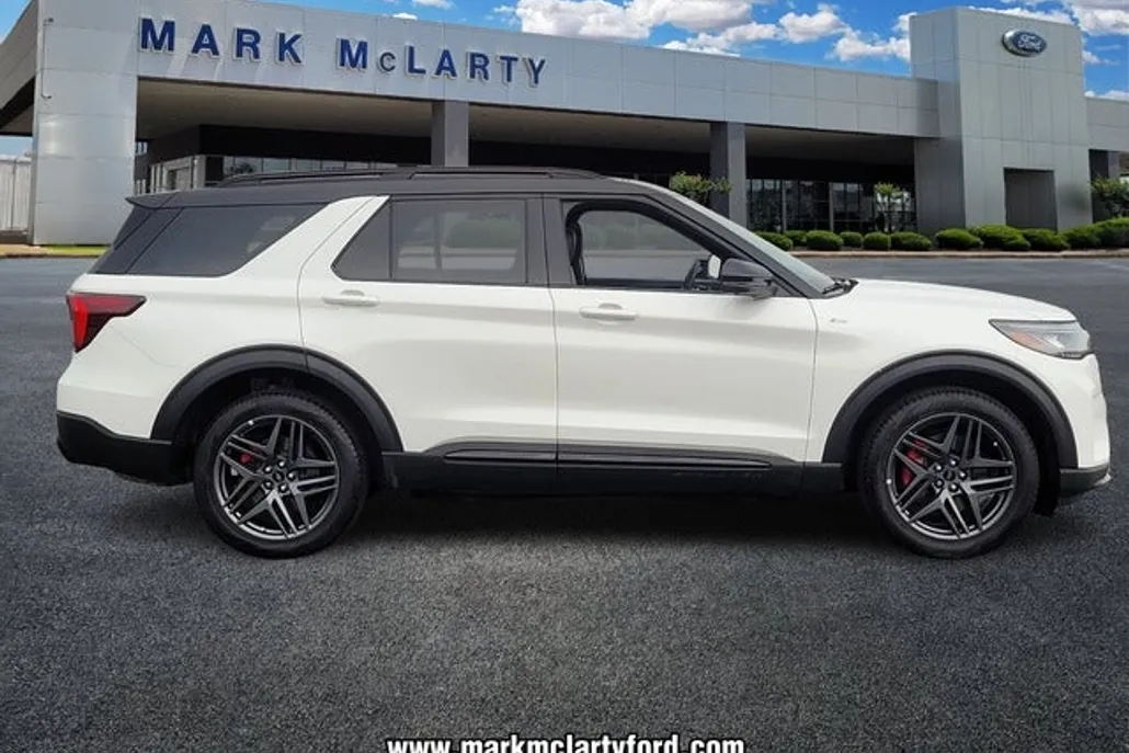 2025 Ford Explorer ST-Line photo 1