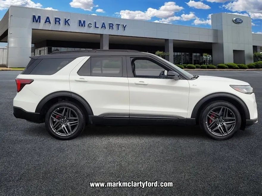 2025 Ford Explorer ST-Line photo 1