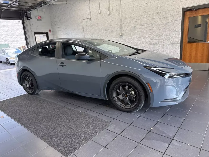 2024 Toyota Prius LE photo 1
