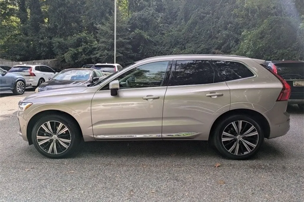 2023 Volvo XC60 B5 Ultimate photo 1