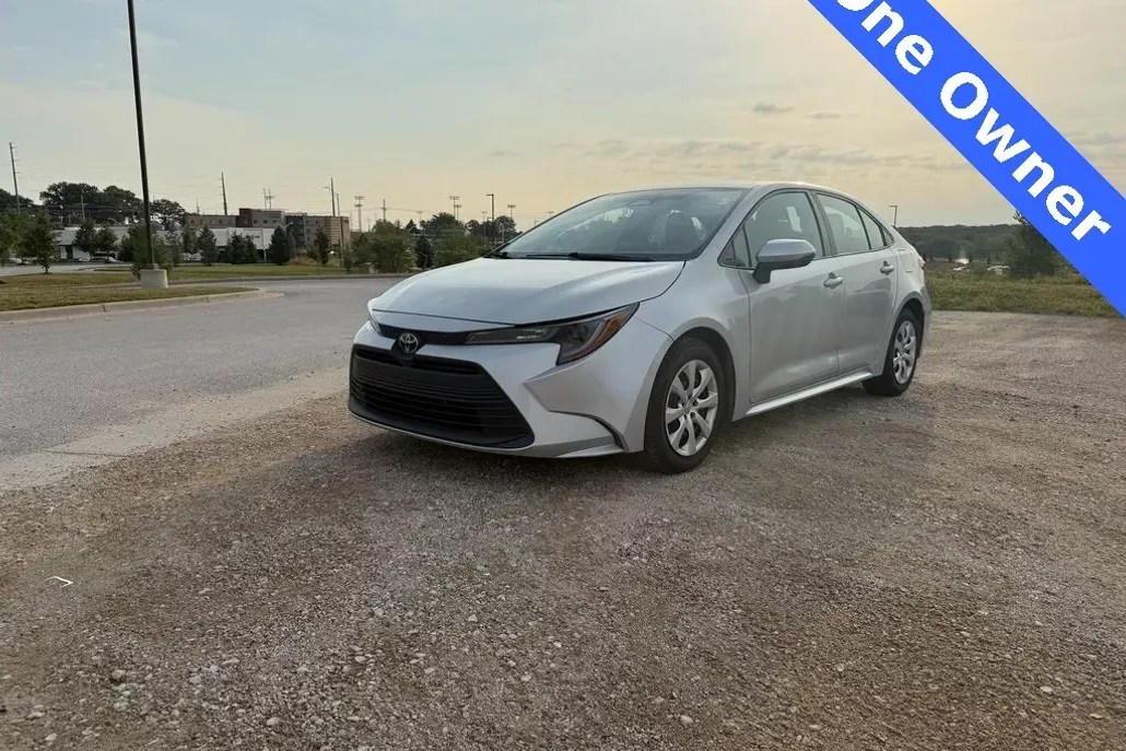 2023 Toyota Corolla LE photo 1