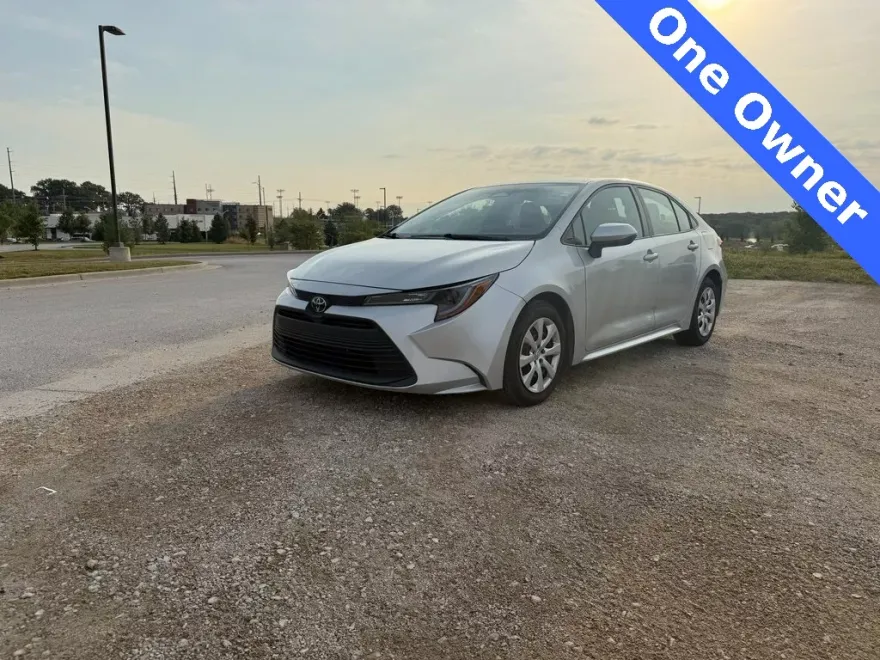 2023 Toyota Corolla LE photo 1