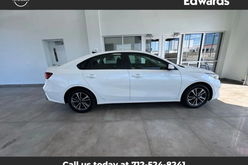 2024 Kia Forte LXS photo 1