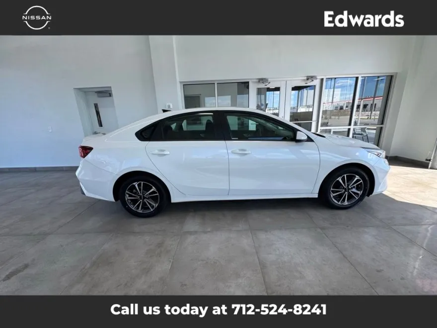 2024 Kia Forte LXS photo 1