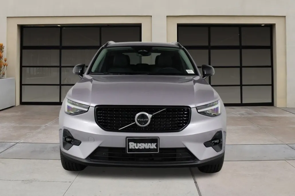 2026 Volvo XC40 photo 1