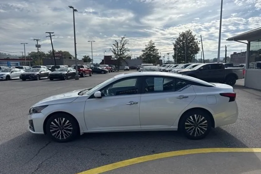 2023 Nissan Altima 2.5 SV photo 1