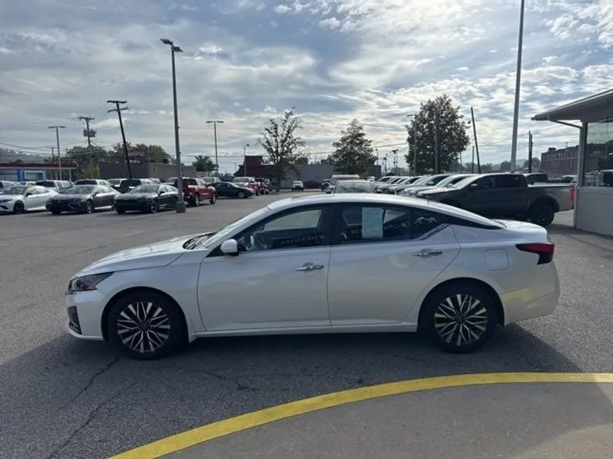 2023 Nissan Altima 2.5 SV photo 1
