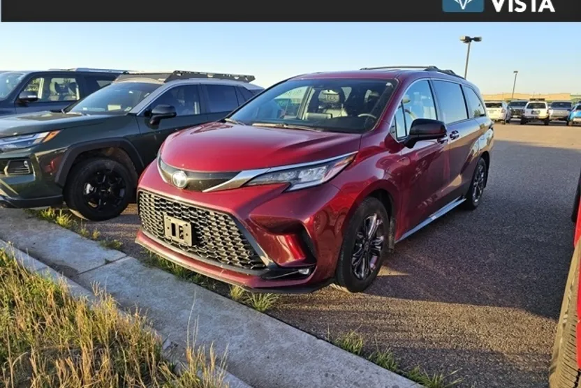 2024 Toyota Sienna XSE photo 1
