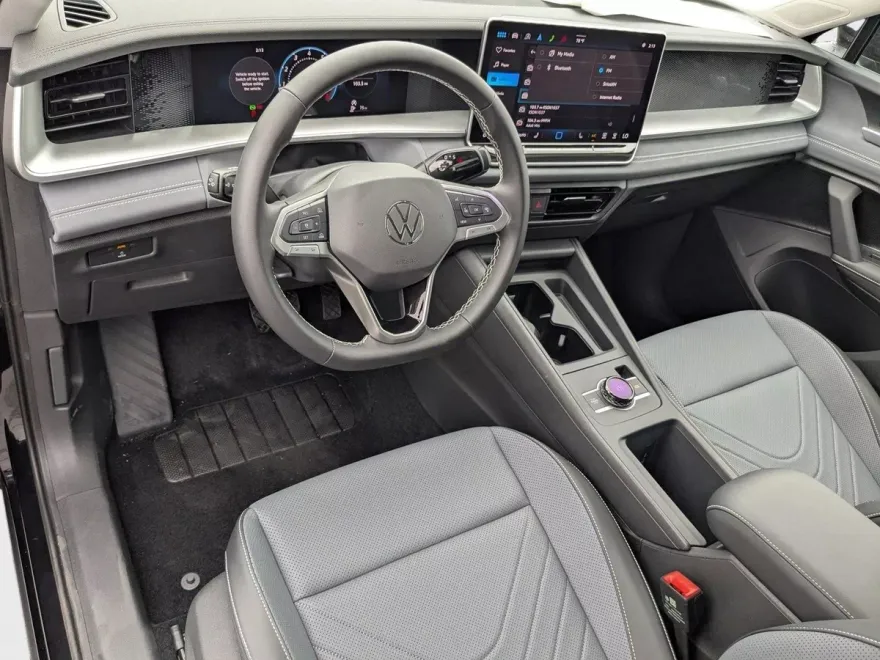 2025 Volkswagen Tiguan SE photo 1