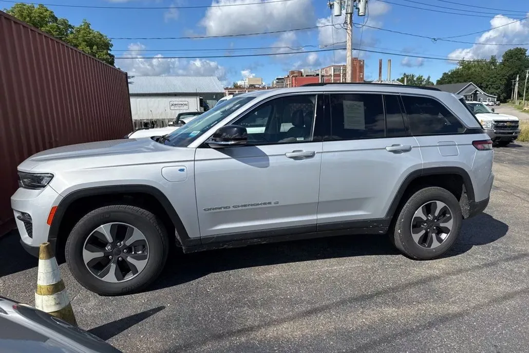 2023 Jeep Cherokee 4xe photo 1