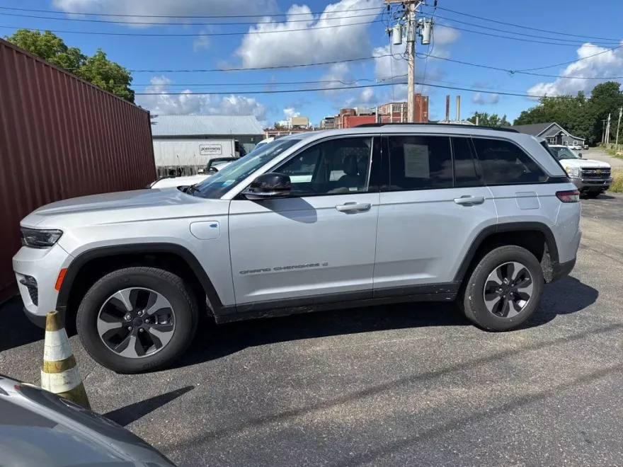 2023 Jeep Cherokee 4xe photo 1