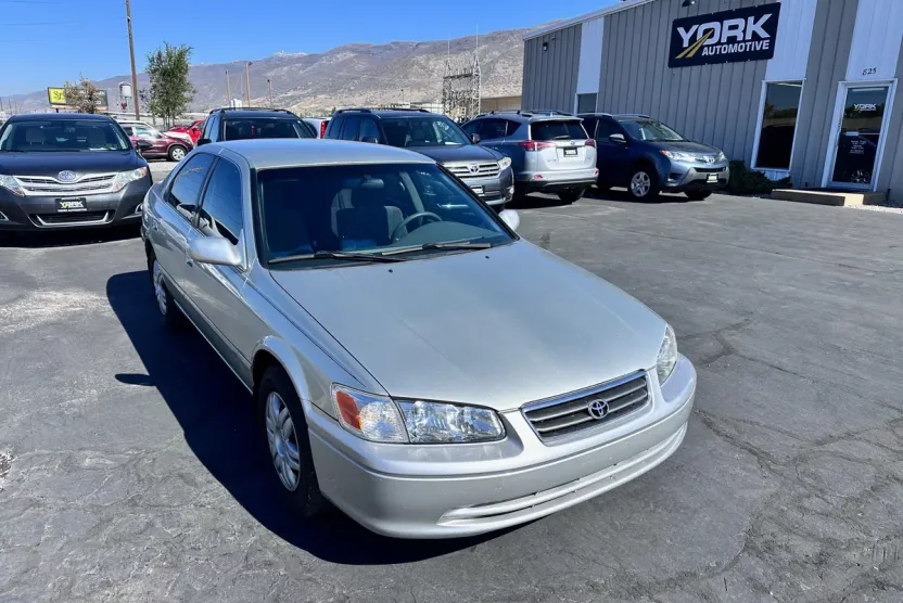 2000 Toyota Camry LE photo 1