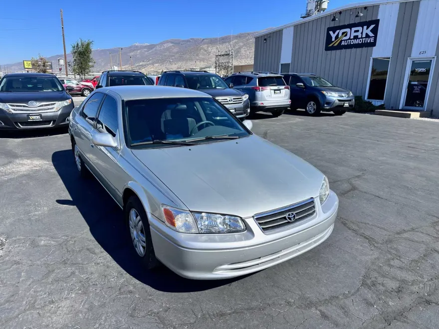 2000 Toyota Camry LE photo 1