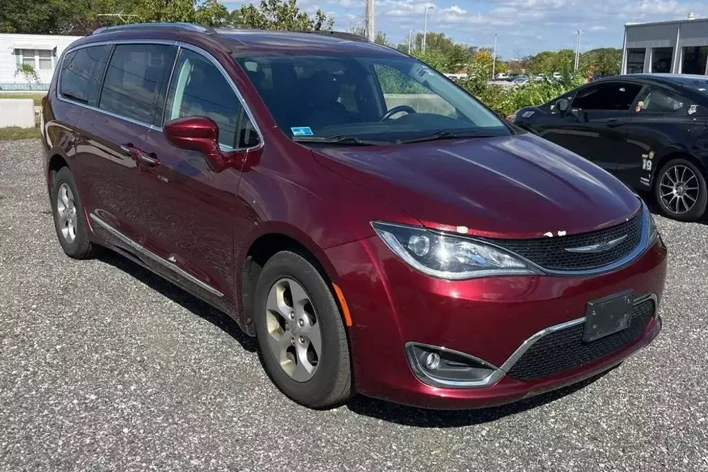 2017 Chrysler Pacifica Touring Plus photo 1