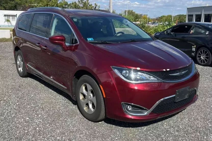 2017 Chrysler Pacifica Touring Plus photo 1