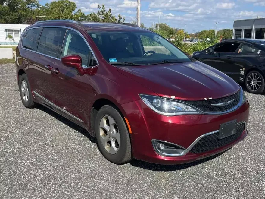 2017 Chrysler Pacifica Touring Plus photo 1