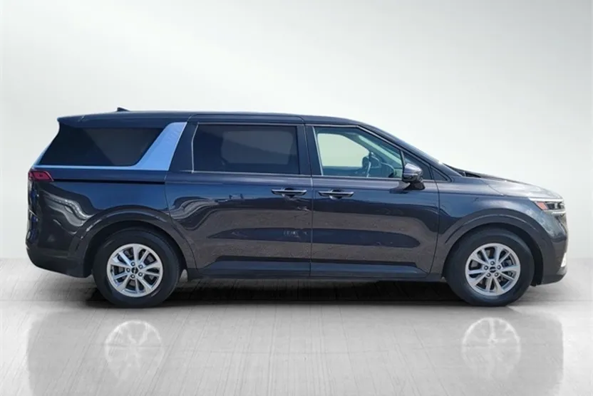 2024 Kia Carnival LX photo 1