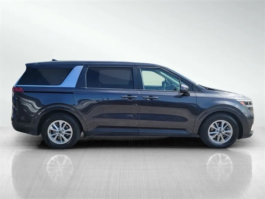 2024 Kia Carnival LX photo 1
