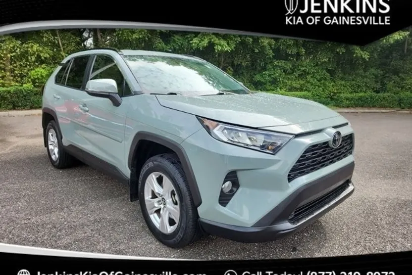 2021 Toyota RAV4 XLE photo 1