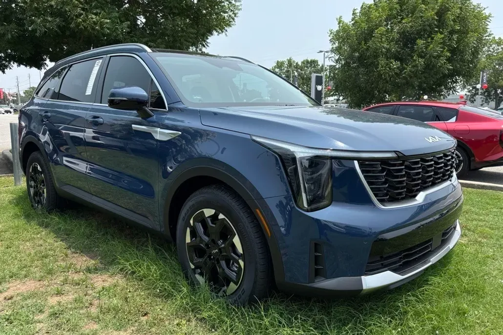 2025 Kia Sorento S photo 1