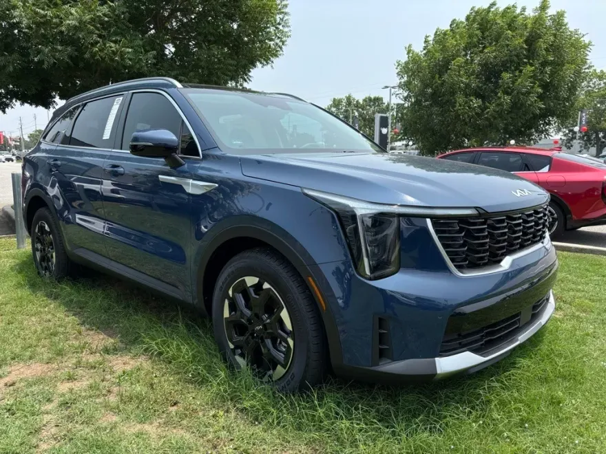 2025 Kia Sorento S photo 1