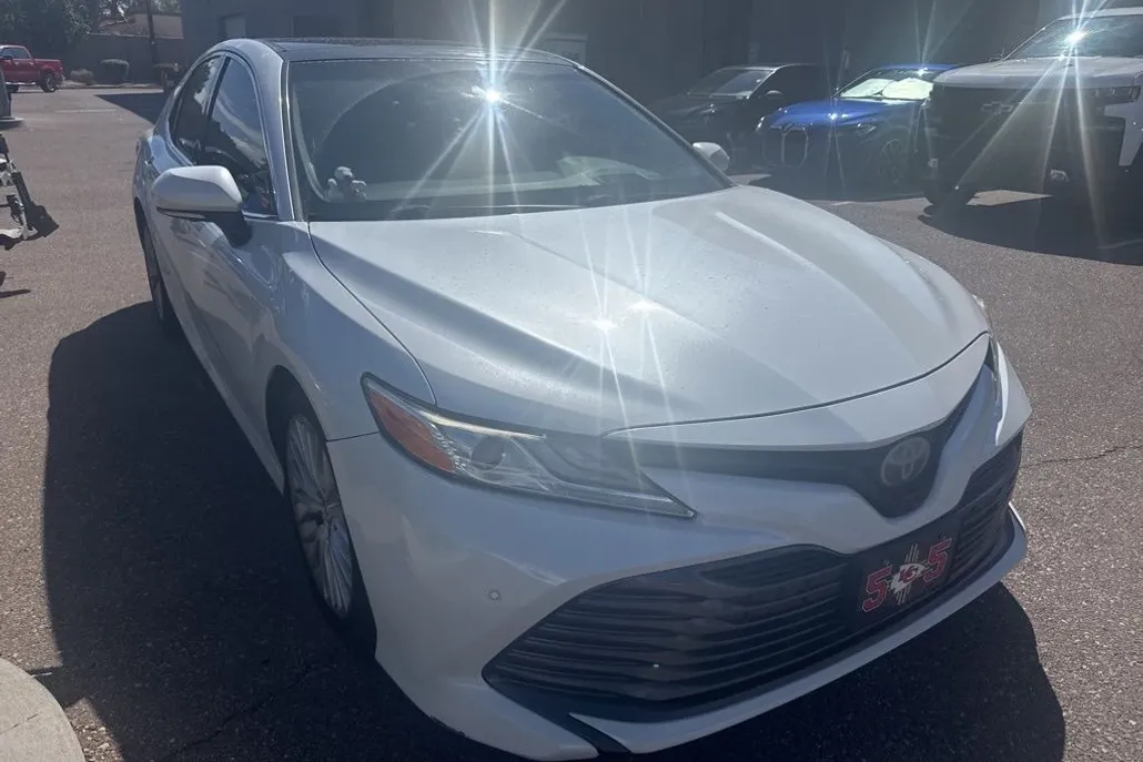 2018 Toyota Camry XLE photo 1