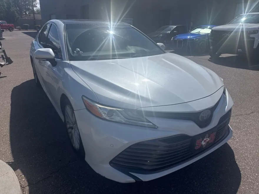 2018 Toyota Camry XLE photo 1